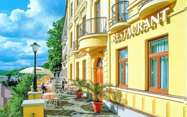 Karlovy Vary v centru: 4* Hotel Jean de Carro se snídaní a neomezeným vstupem do wellness + sleva na procedury