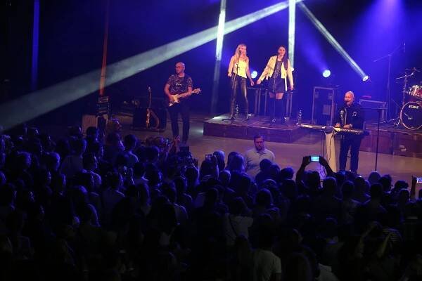 VIDEO: Jako v devadesátkách. Hitmaker Michal David roztančil vsetínský kulturák