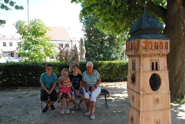 Dačická řežba skončila. Výtvarníci předali sochy a přes třicet tisíc pro školu