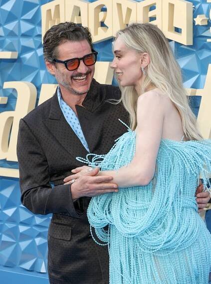 Pedro Pascal se stal terčem kritiky. Jeho doteky s hereckou kolegyní rozdělily internet