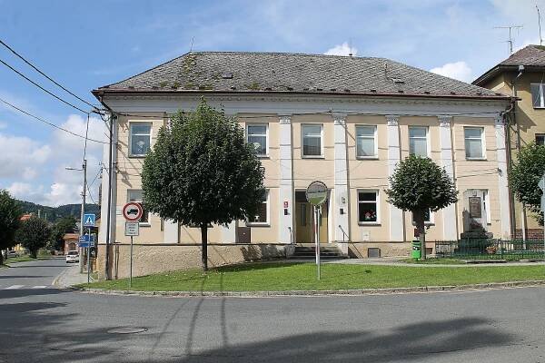 Dilema se školkou v Trhanově. Obec řeší, jestli ji opravit, nebo postavit novou