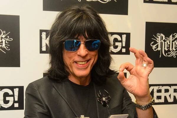 Mark Ramone picks up his Kerrang! icon award