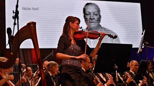 Tragédii středočeské obce připomněly Světlo za Lidice a Děkovný koncert