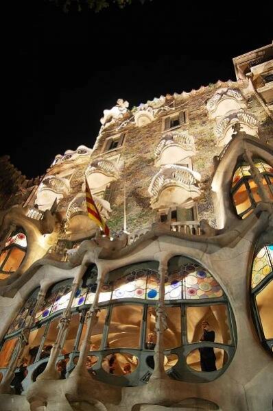 La Casa Batlló à Barcelone, œuvre de l'architecte catalan Antoni Gaudí. (définition réelle 2 000 × 3 008)