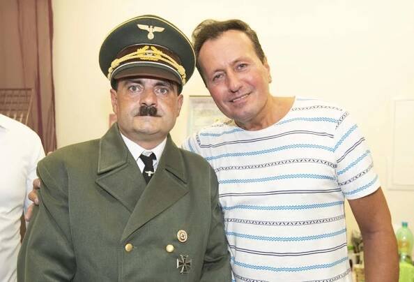 Vernisáž Baselidese z Novy skončila ostudou: Hitler s nožem, řev a zásah policie!