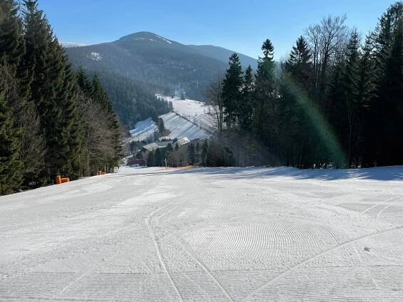 Ideální lyžařské podmínky za jarní ceny ve Skiarealu Harrachov až do Velikonoc! - SněhovýServis.cz