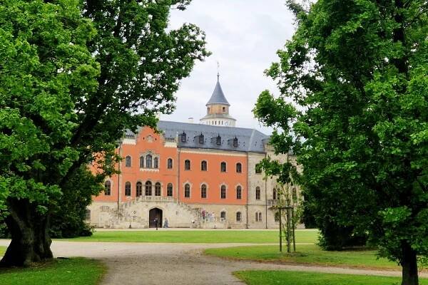 Rohanové se vrátili na pohádkový Sychrov, v parku zasadili tři buky