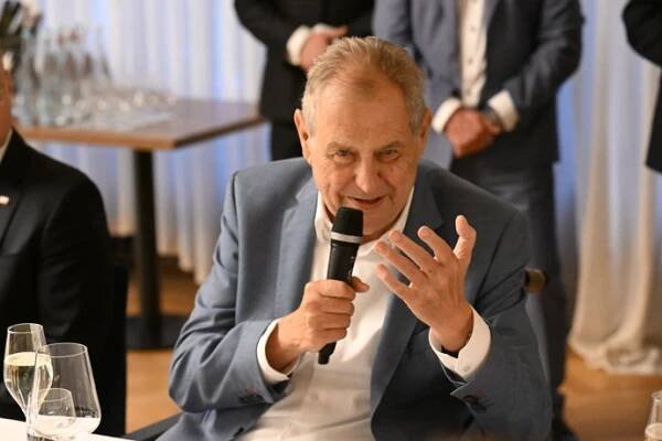 FOTO: Miloš Zeman oslavil na Hluboké 80. narozeniny. – stránka 71