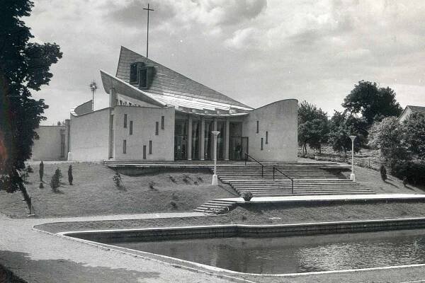 Kostel svatého Josefa dostavěli Senetářovští v roce 1971.