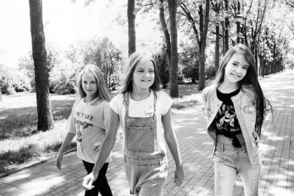 Teen dívky chodit, smát a hrát v zeleném parku pro pauzu, pozitivní školačka přítelkyně — Stock obrázek