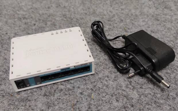 MikroTik RouterBOARD 750 RB750 #B28