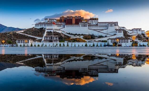 Palác Potala je dominantou Lhasy, hlavního města Tibetu. 
