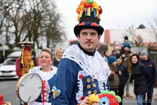 Smrtka, kobyla, medvěd i bába s nůší. V Lánech se uskutečnil velký masopust