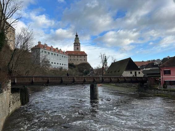 Český Krumlov se připravuje na možnou povodeň. V okolí řeky jsou pytle s pískem
