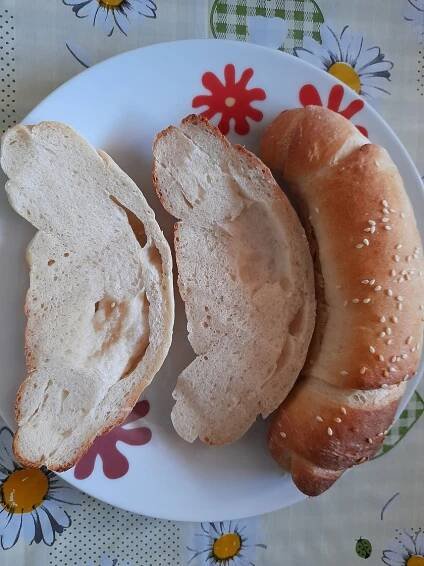 Domácí rohlíky si můžete připravit doma velmi levně a jednoduše. Uvidíte, že budou mnohem lepší než z obchodu. A můžete si je udělat kdykoli z pár ingrediencí