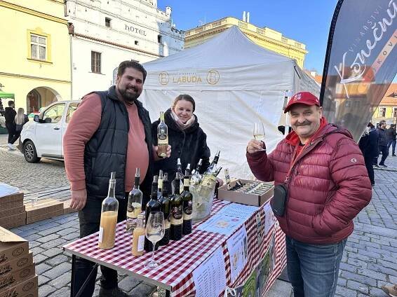 Centrum Třeboně patřilo vínu a hodování. Dorazil i Martin na bílém koni