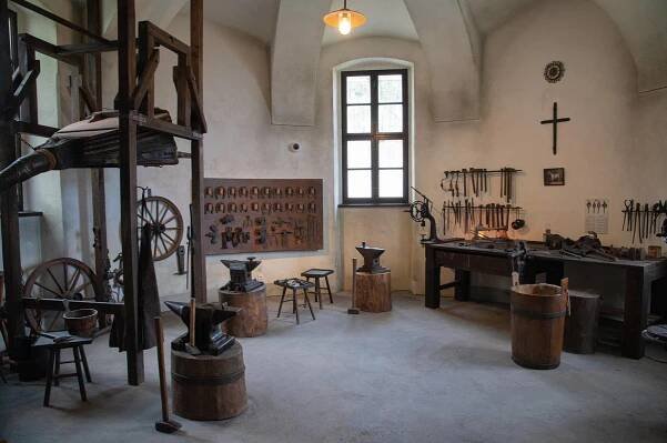 V dolním patře mohou návštěvníci vidět expozici kovárny, která se zde v minulosti nacházela