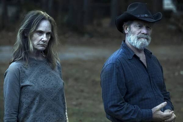 Ozark - Ptačí budka - Z filmu - Lisa Emery, Michael Mosley