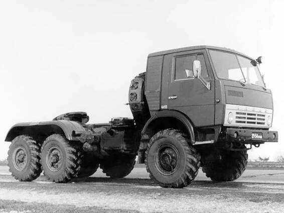 Legendární ruský výrobce nákladních aut slaví. První Kamaz vyrobili před 45 lety
