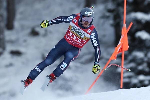 Aamodt Kilde ve sjezdu vyučoval a ovládl jubilejní závod SP ve Val Gardeně