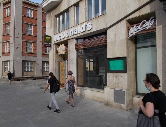 Nový Mekáč v centru Olomouce finišuje. Takto teď vypadá bývalé kino