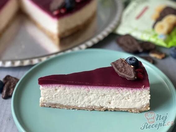 Banánový cheesecake s polevou z lesního ovoce | NejRecept.cz