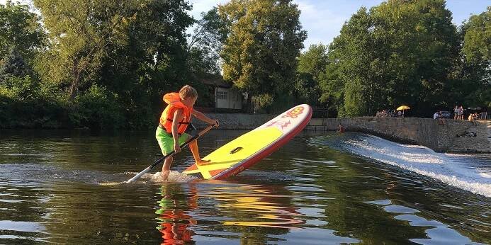 Sjíždění Ohře na paddleboardu i opékání buřtů
