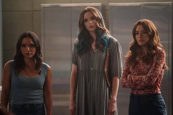 Danielle Nicolet, Danielle Panabaker, Kayla Compton - Flash - Rogues of War - Z filmu