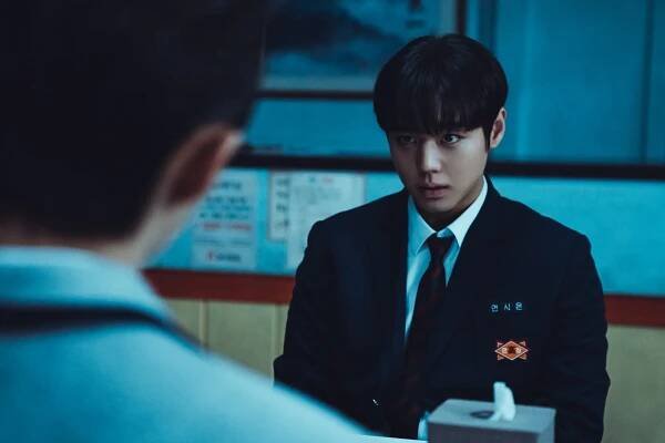 Park Ji-hoon as Yeon Sieun in Weak Hero Class 2