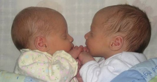 Kuriózní novoroční porod: Dvojčata narozená v rozmezí hodiny mají jiný rok narození