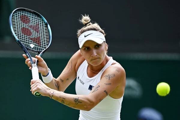 Vondroušová se zranila. Siniaková v Berlíně postoupila, Krejčíková v Birminghamu také