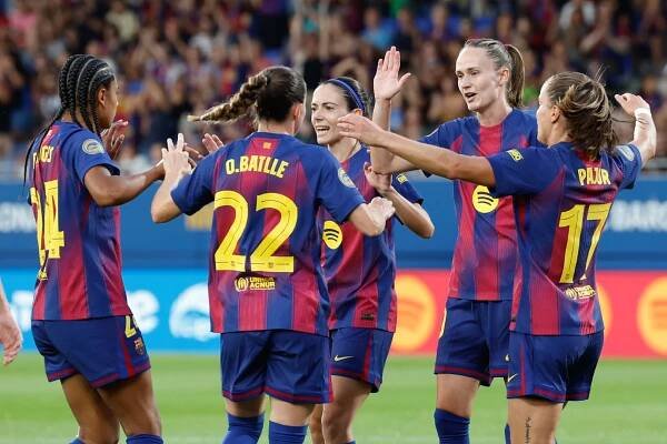 Las jugadoras del Barcelona celebran un gol ante el Alhama.