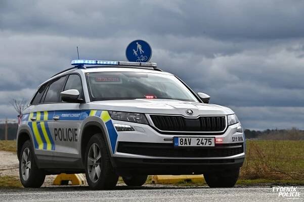 Policie zveřejnila záběry z pronásledování kradené octavie. Zdrogovaného řidiče nezastavilo ani několik PIT manévrů | Týdeník