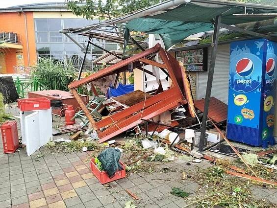 Koupaliště Podhájská zasáhlo tornádo: Vítr převrhl karavan s českou rodinou! Zranila se roční holčička