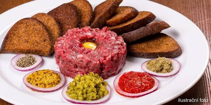 Tatarák z hovězí roštěné: 500 gramů pochoutky s křupavými topinkami
