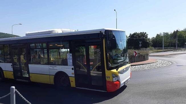 Autobus linky 30 na kruháku u Penny nedaleko nádraží míří do centra. U Prioru bude za 18 minut.