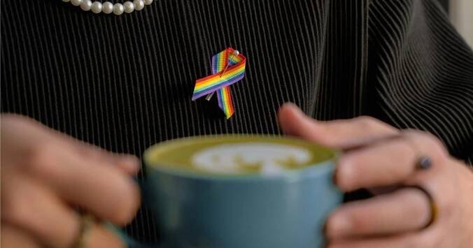 Nosím Duhovou stužku a nejsem queer. Proč je nyní podpora LGBTQAI+ možná důležitější než dříve