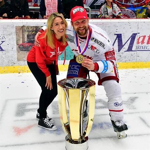 Petr Vrána oplakává ženu Lindsey. Ta zemřela při záchraně jejich psa.