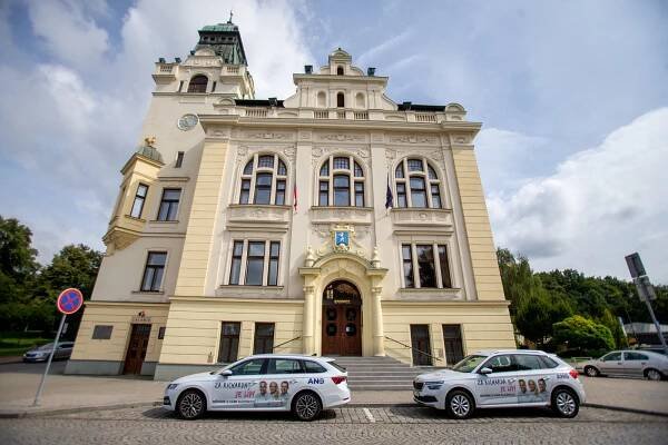 Papalášství v Ostravě: radniční parkovací místo jako volební reklama strany