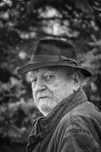 Zpěvák a kytarista Michael Janík vydává knihu Poezie starého písničkáře.