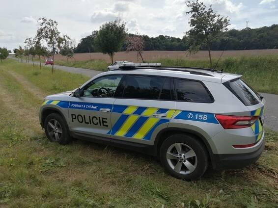 Záhada u Slaného: Na trávě se objevilo nabourané auto. Odkud, to nikdo neví