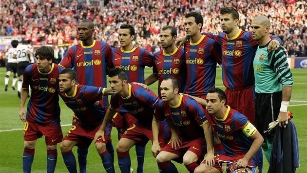 TAKHLE DNESKA NASTOUPÍME. Hráči Barcelony pózují fotografům před začátkem finále Ligy mistrů.