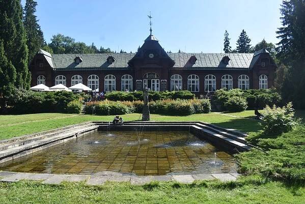 Karty, nebo jen hotovost? Deník mapoval situaci v Karlově Studánce