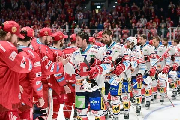 Repríza loňského finále je tady! Bitva Pardubic proti Třinci začíná v 18:00, sledujte zápas živě