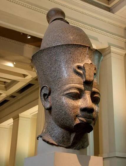 Soubor:England; London - The British Museum, Egypt Egyptian Sculpture ~ Colossal granite head of Amenhotep III (Room 4).2.JPG