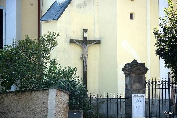 Kříž na fasádě věže kostela Všech svatých v Libochovicích – cokolivokoli.cz
