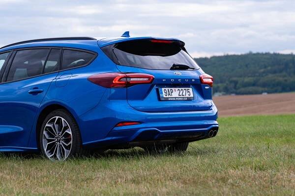 Pro zodpovědné rodiče i nadšené řidiče: Ford Focus kombi dělá radost vždy a všude. Jen ne na dálnici a u benzinky