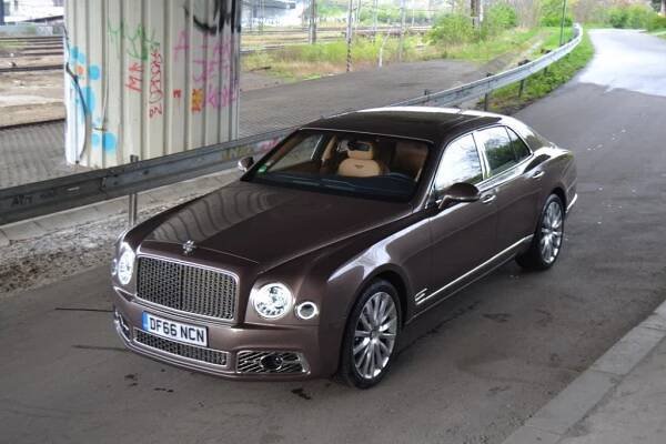 Luxus s béčkem ve znaku - Bentley Mulsanne -Rolls-Royce & Bentley Club ČR 