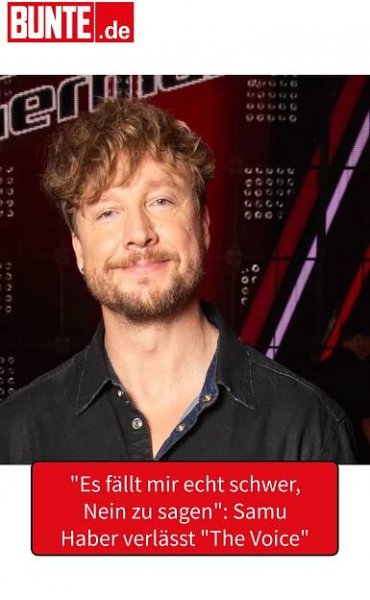 a man with curly hair and beard standing in front of a red sign that says,'es faltt mir echt sch schwarzer, nen sagen samu haber verst the voice