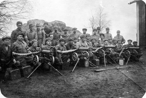 Valkoisten_konekiväärikomppania_Leinolassa_Tampereen_valtauksen_jälkeen_19.4.1918_(26970230675).jpg (774.82 KiB) Zobrazeno 2903 x